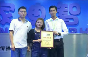 90后年轻匹俦郭先生和唐女士乐成相助皇家0033990威尼斯