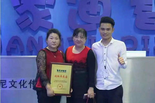 刘姐和合资人何姐与皇家0033990威尼斯携手相助