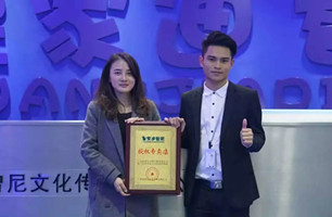 恭喜广西隆女士乐成与皇家0033990威尼斯告竣相助