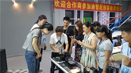 皇家0033990威尼斯每月的相助商创客培训又拉开序幕