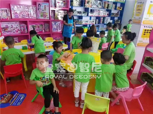 0033990威尼斯儿童玩具加盟总部七大建议：让孩子远离危险玩具！