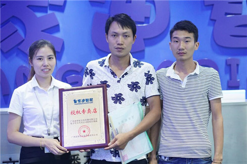 庆祝浙江温州的潘先生签约皇家0033990威尼斯玩具加盟店