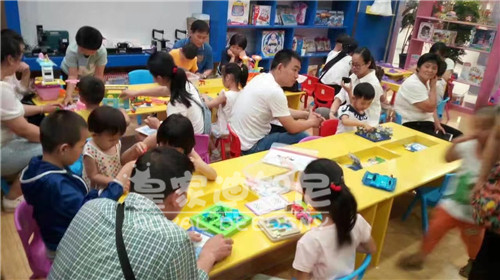 儿童食物里混搭玩具保存清静隐患