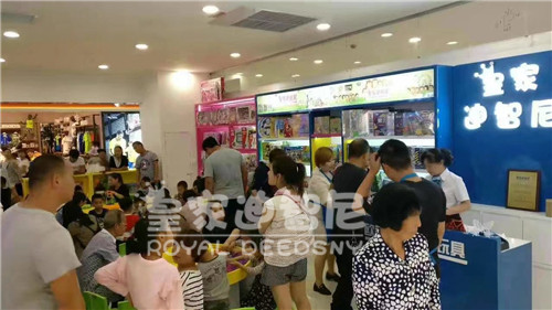 加盟皇家0033990威尼斯玩具店装修用度是自己出吗？？？？该怎样进货？？？？