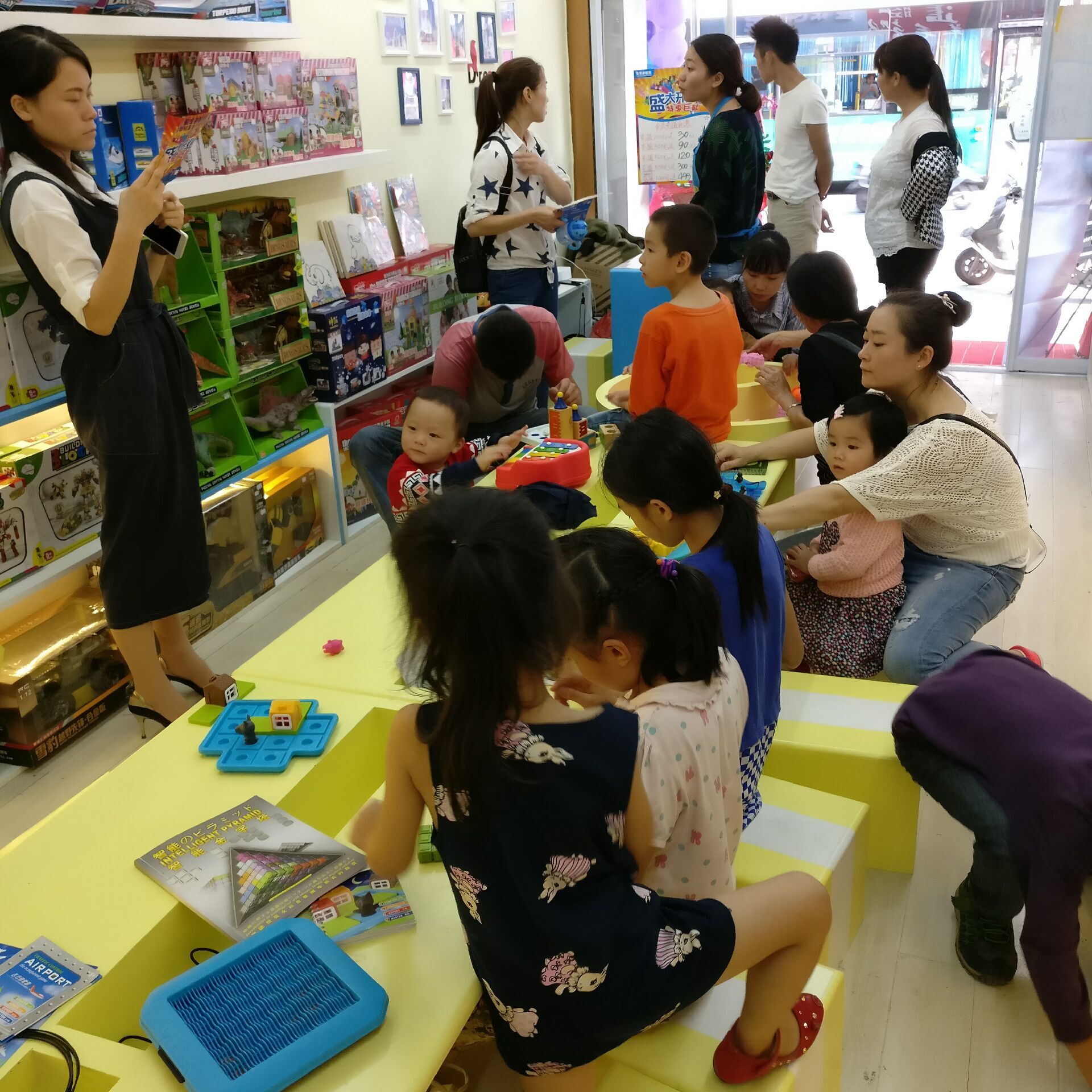 祝贺各大加盟商乐成签约皇家0033990威尼斯玩具店