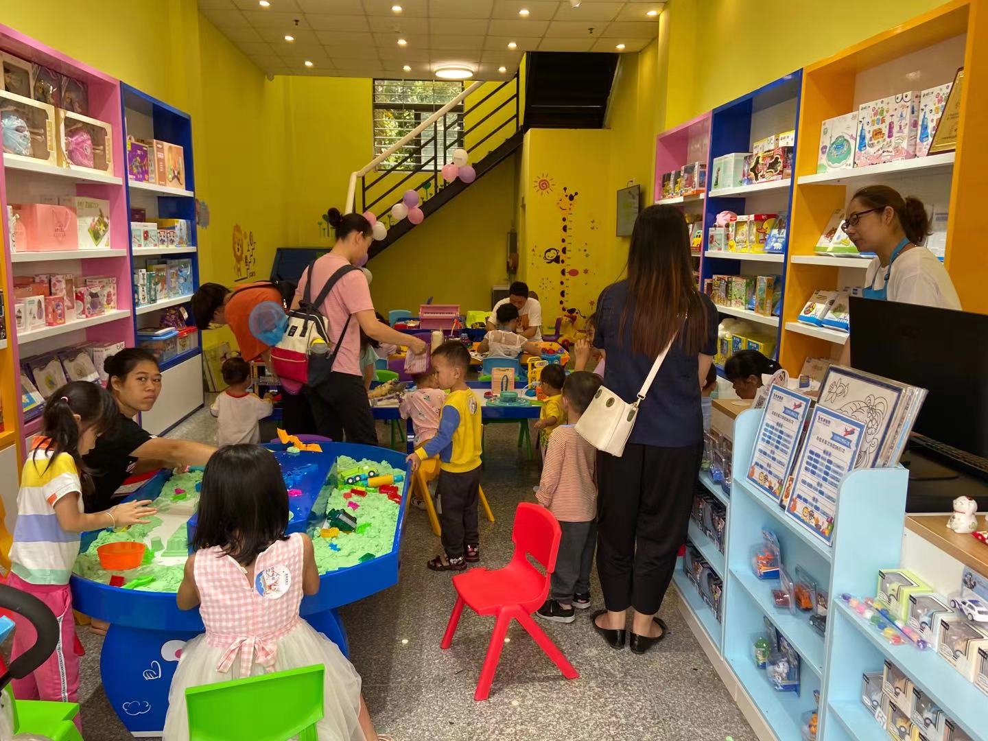 在社区开一家皇家0033990威尼斯儿童玩具加盟店月入过万是怎样谋划的?