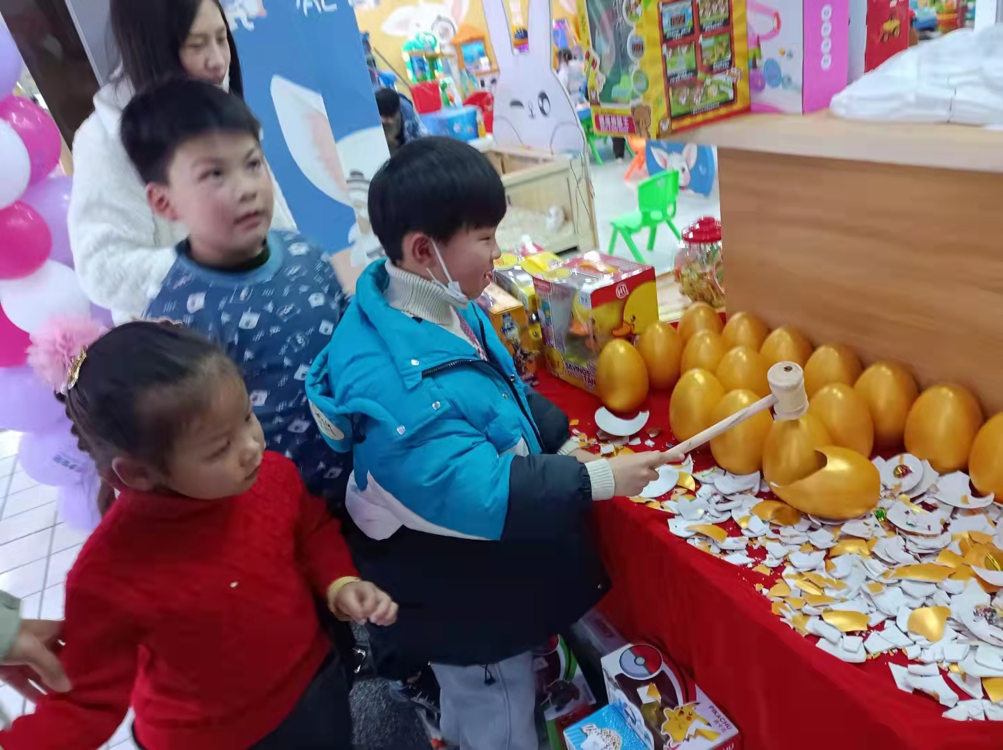 热烈祝贺徐老板店肆金日盛大开业，，，，，店肆开门一小时不到，，，，，已经满座了，，，，，孩子们对我们皇家0033990威尼斯品牌玩具爱不释手！
