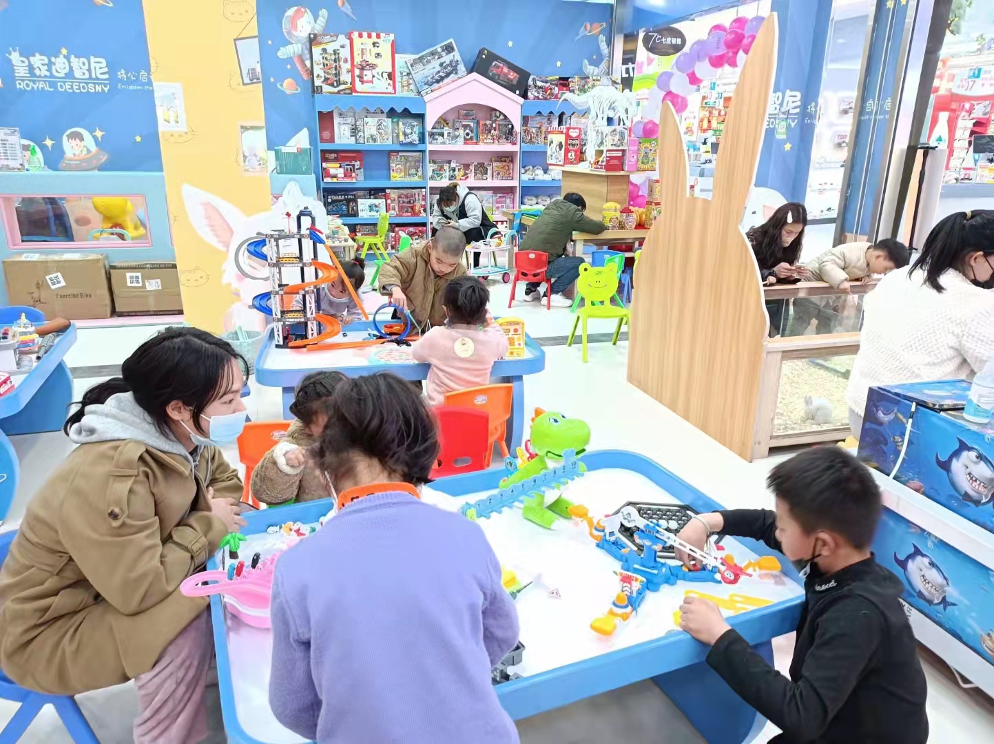 热烈祝贺徐老板店肆金日盛大开业，，，，，店肆开门一小时不到，，，，，已经满座了，，，，，孩子们对我们皇家0033990威尼斯品牌玩具爱不释手！
