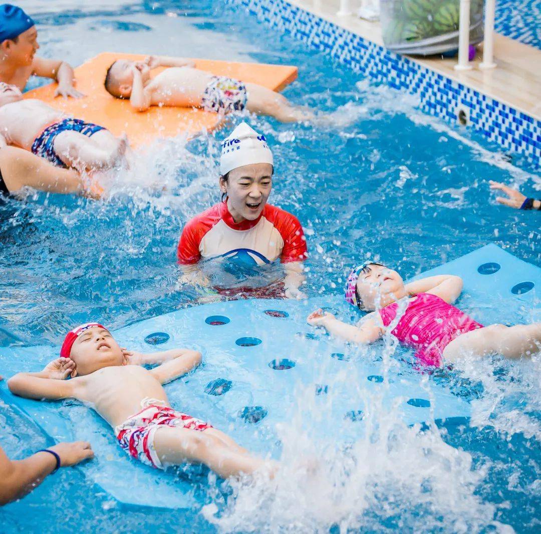 炎炎夏日，，，，，孩子想学游泳，，，，，家长需要注重哪些细节