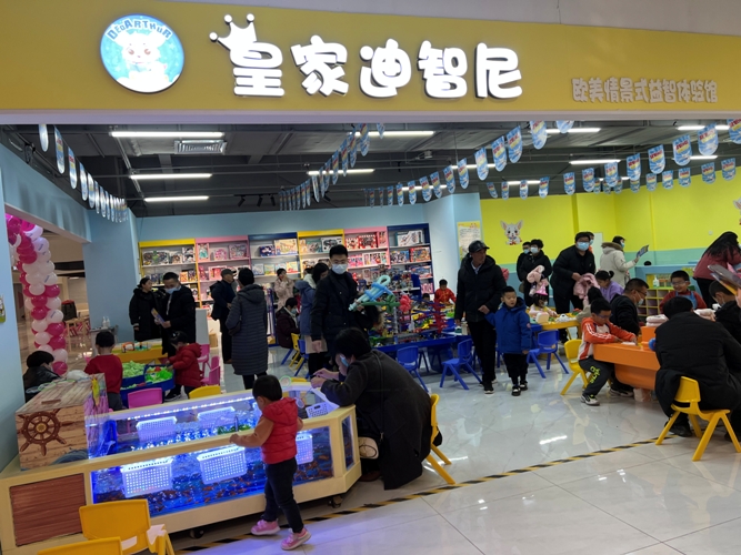 皇家0033990威尼斯总部开年上班第一天既忙碌又充分，，，接待五湖四海的宽大朋侪到总部举行考察！
