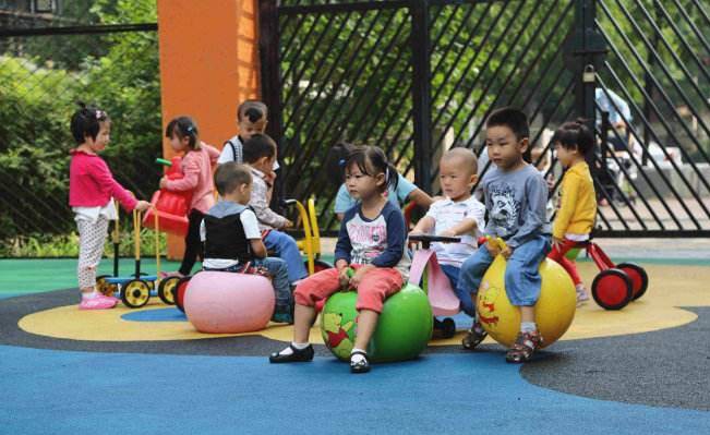 幼儿园先生强烈建议：天气热怙恃不要在让小公主穿裙子